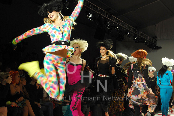 BETSEY JOHNSON F/W 2013 Fashion Show